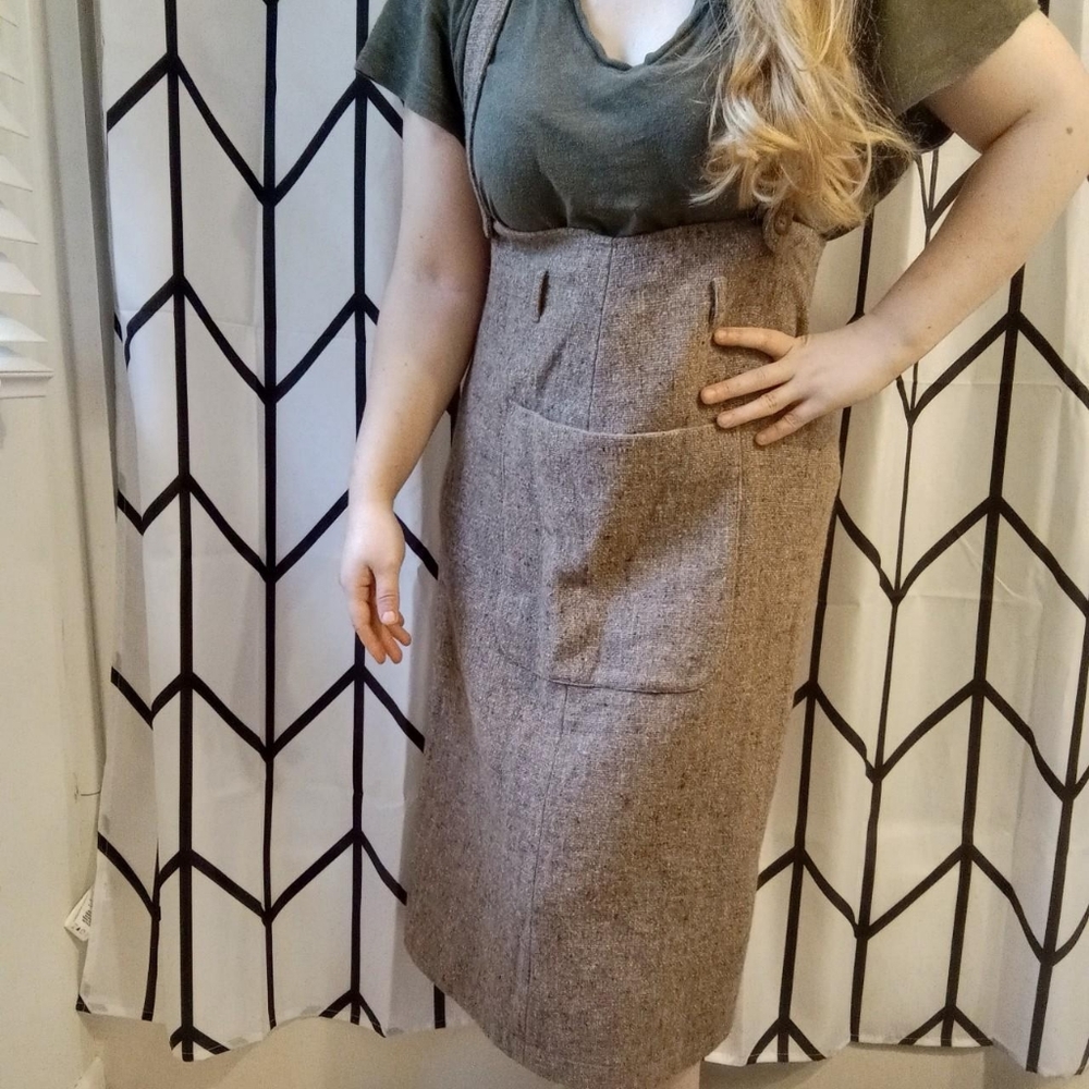 Cottagecore skirt with pockets in the front, button up back and detachable suspe